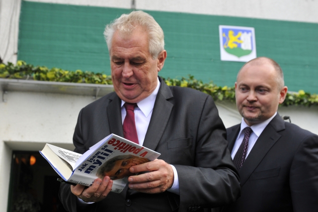 Otázka kumulace funkcí je na každém hejtmanovi, myslí si prezident Miloš Zeman. Otázka kumulace funkcí je na každém hejtmanovi, myslí si prezident Miloš Zeman.