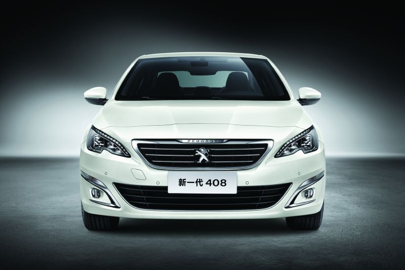 Peugeot 408 určený pro čínský trh.