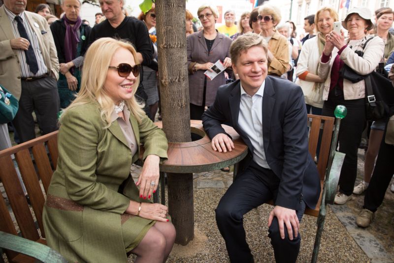 Dagmar Havlová a primátor Tomáš Hudeček si poseděli na lavičce Václava Havla, která byla slavnostně odhalena na Maltézském náměstí v Praze.