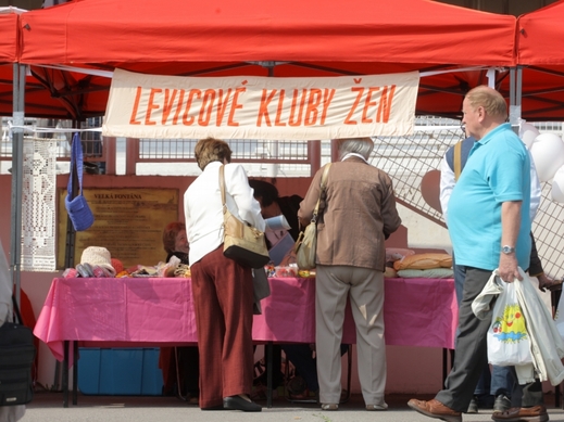 Příznivci KSČM a dobová výzdoba.
