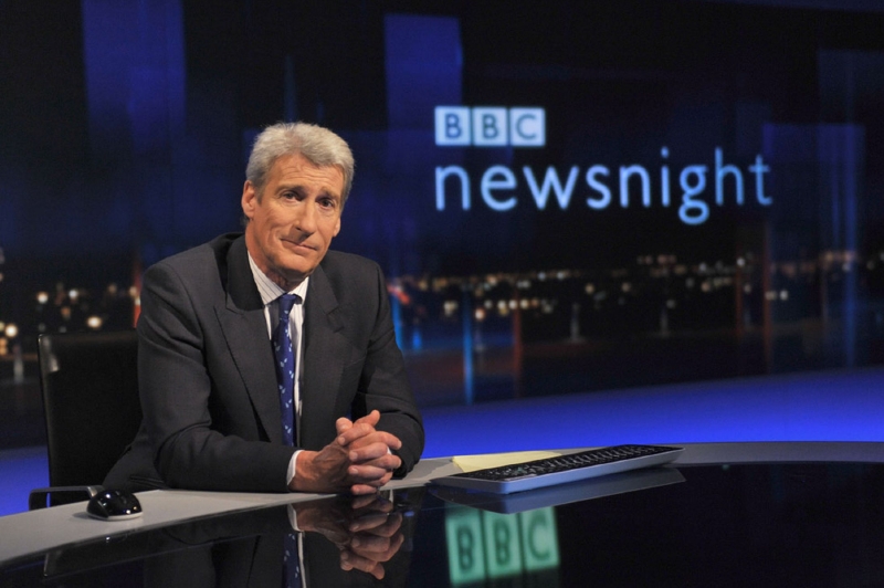 Moderátor Jeremy Paxman. 