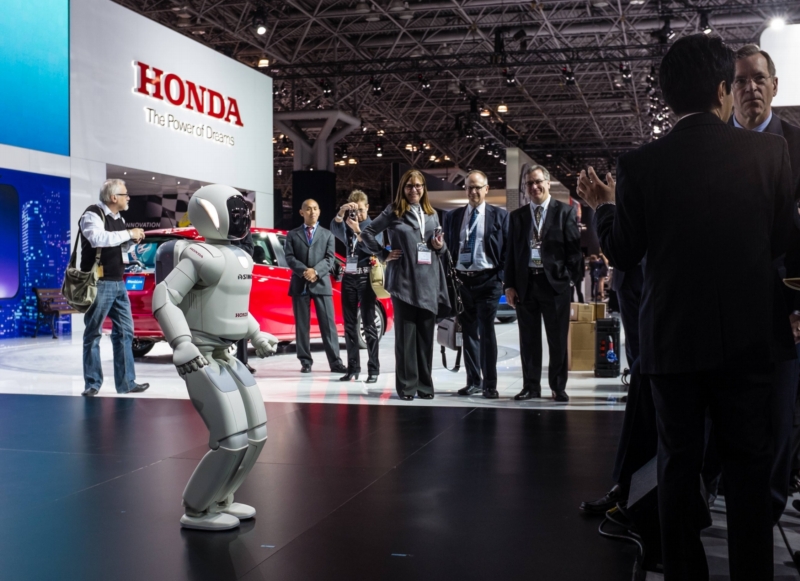 Japonská Honda vyvinula robota ASIMO, který dokáže celou škálu činností. 