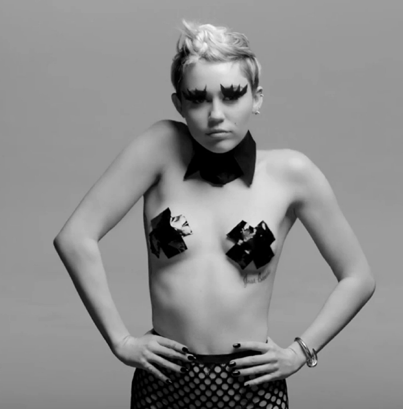 Bradavky zalepila Miley izolepou.