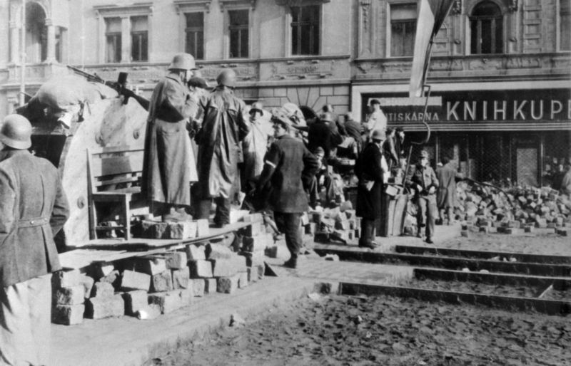 Pražské povstání na konci války definitivně ukončil příjezd Rudé armády, na snímku barikáda na pražském Letenském náměstí.