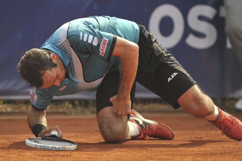 Radek Štěpánek z ČR po pádu na antuce v zápase s Rusem Andrejem Kuzněcovem. Radek Štěpánek z ČR po pádu na antuce v zápase s Rusem Andrejem Kuzněcovem.