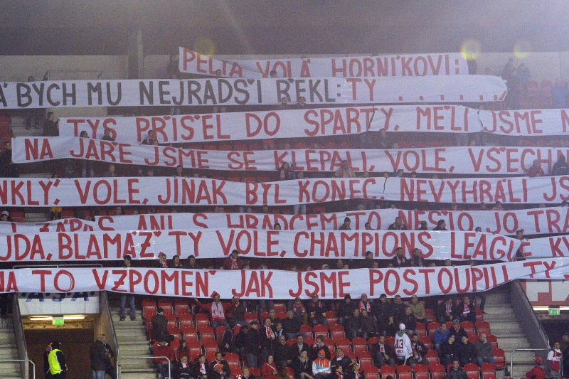 Vzkaz slávistických fanoušků směrem k předsedovi FAČR Peltovi. 