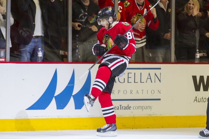 Patrick Kane z Chicaga se raduje z branky.