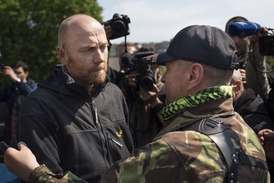 Šéf zahraničních vojenských pozorovatelů, německý plukovník Axel Schneider (vlevo) s Vjačeslavem Ponomarevem, samozvaným starostou Slavjansku.