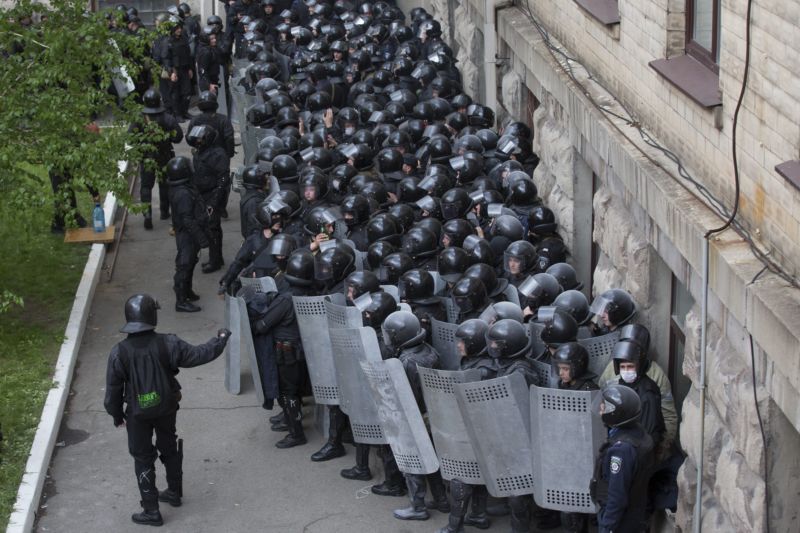 Ukrajinští policisté stojí před úřední budovou obsazenou proruskými aktivisty. Luhansk, 29. dubna 2014.
