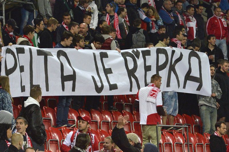 Fanoušci Slavie projevovali názor na předsedu FAČR různými způsoby.