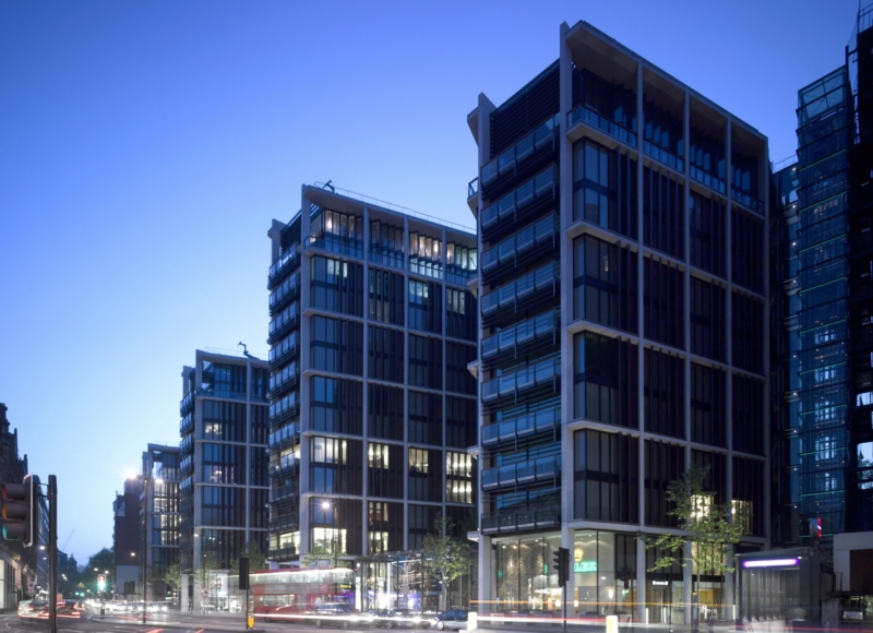 One Hyde Park postavil architekt Rogers Stirk Harbour. One Hyde Park postavil architekt Rogers Stirk Harbour.