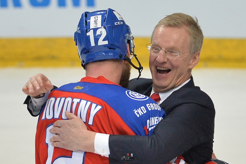 Hokejista Jiří Novotný ze Lva a trenér týmu Kari Jalonen se radují po vítězném utkání Hokejista Jiří Novotný ze Lva a trenér týmu Kari Jalonen se radují po vítězném utkání