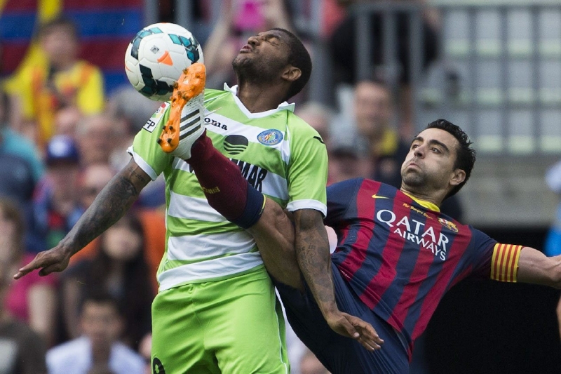 Xavi Hernandéz (vpravo) v souboji s Jorgem Sammirem.