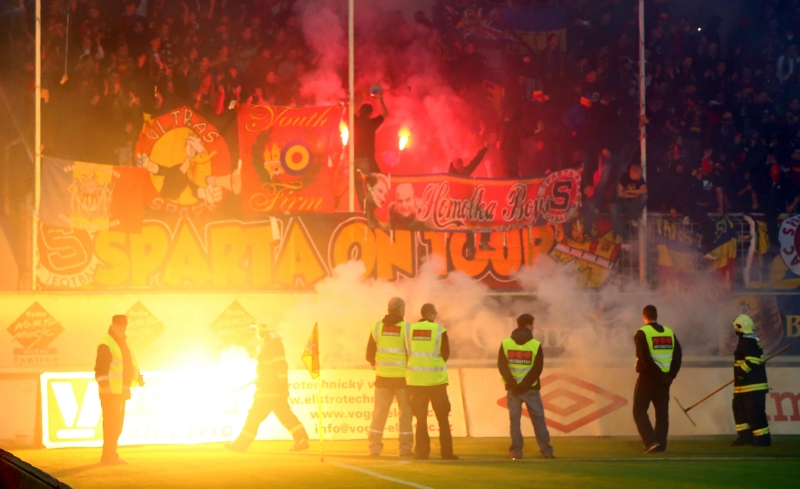 Fanoušci fotbalistů Sparty na stadionu v Teplicích.