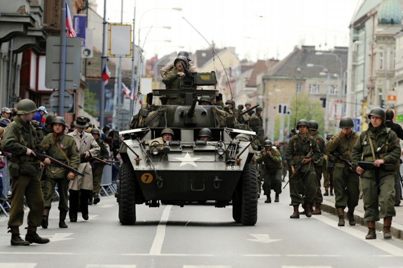 Kolonu vedlo takzvané bojové či obrněné čelo, jehož vojáci měli stejný vzhled jako Američané, kteří tehdy přišli do Plzně.