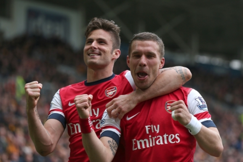 Ofenzivní hvězdy Arsenalu Olivier Giroud (vlevo) a Lukas Podolski.