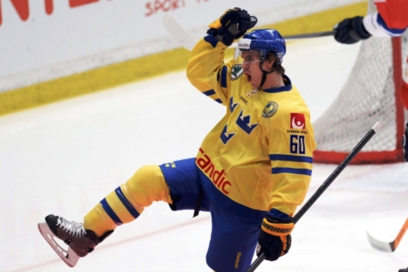 Švédský útočník Mikael Backlund.
