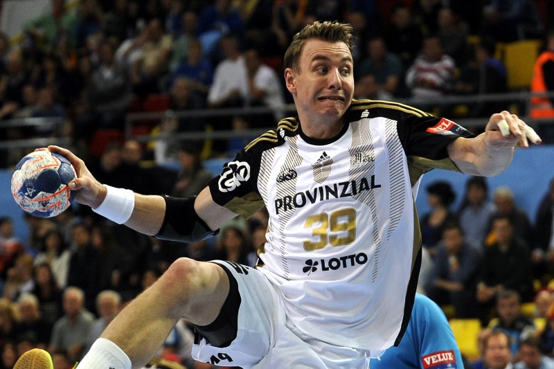Nejlepší český házenkář Filip Jícha si v nedělním utkání německé bundesligy v Lemgu poranil kotník, o vrcholy sezony by ale neměl přijít. Nejlepší český házenkář Filip Jícha si v nedělním utkání německé bundesligy v Lemgu poranil kotník, o vrcholy sezony by ale neměl přijít.