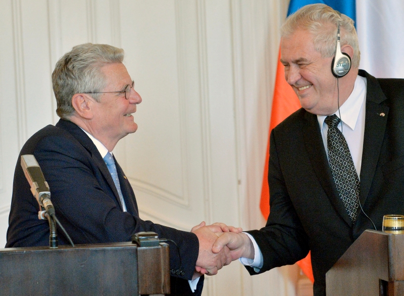 Joachim Gauck a Miloš Zeman (vpravo).