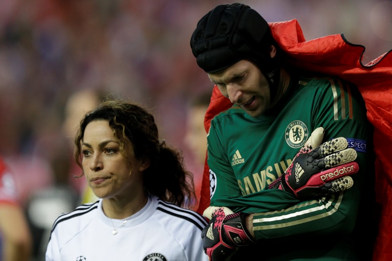 Brankáře Chelsea Petra Čecha podle britského listu Sunday Telegraph čeká v tomto týdnu operace ramena. Brankáře Chelsea Petra Čecha podle britského listu Sunday Telegraph čeká v tomto týdnu operace ramena.