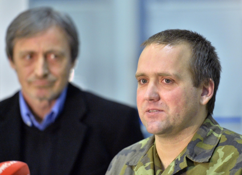 Český důstojník Josef Přerovský, který byl společně s dalšími pozorovateli OBSE zadržován na Ukrajině, přiletěl 4. května do Prahy. Český důstojník Josef Přerovský, který byl společně s dalšími pozorovateli OBSE zadržován na Ukrajině, přiletěl 4. května do Prahy.