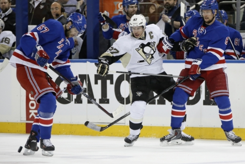 Sidney Crosby (uprostřed) v zápase proti Rangers.