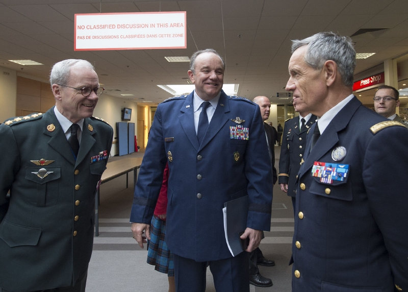 Generál Knud Bartels (zleva), generál Philip M. Breedlove a generál Jean-Paul Palomeros. 
