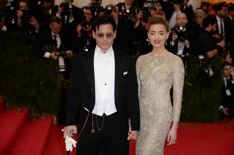 Pirát z Karibiku Johnny Depp se snoubenkou, o třiadvacet let mladší Amber Heardová.