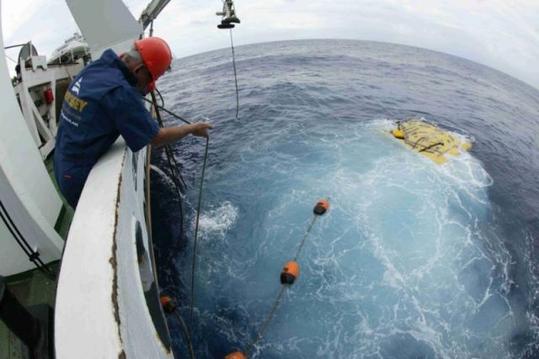 Do hlubin se spouští Remotely Operated Vehicle (ROV) jménem ZEUS. Do hlubin se spouští Remotely Operated Vehicle (ROV) jménem ZEUS.