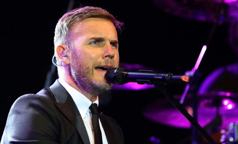 Gary Barlow překvapil novomanžele a nevěstě zazpíval dva své hity.