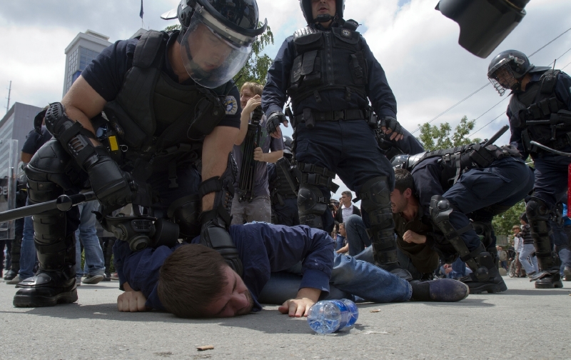 Kosovo má zatím jen policii. Na snímku zasahuje proti Srbům.