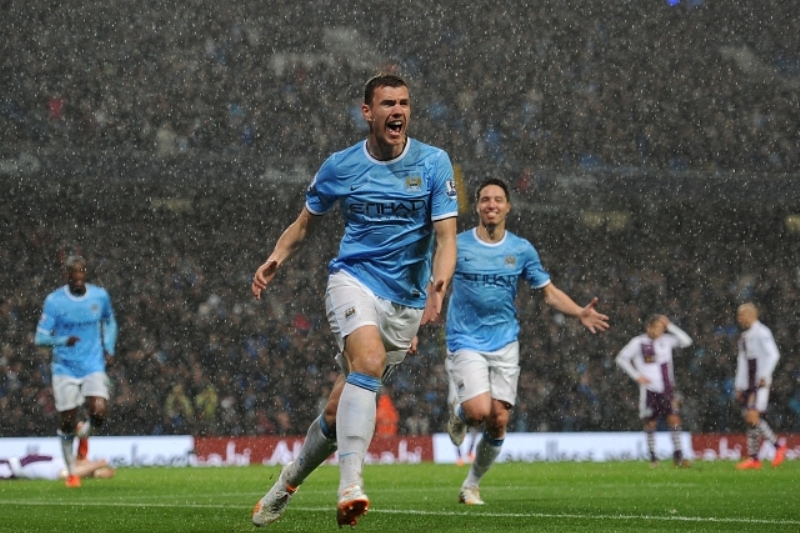 Útočník Manchesteru City Edin Džeko se raduje z gólu.