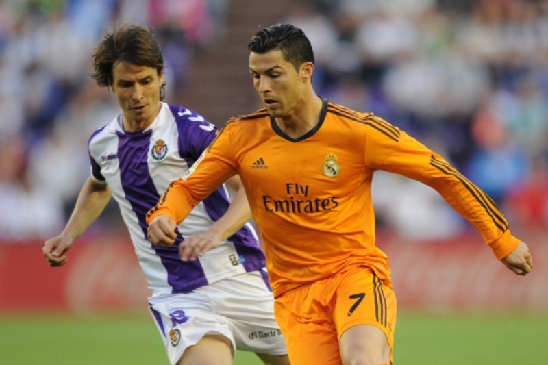 Hvězda Realu Madrid Christiano Ronaldo musel už v úvodu zápasu ve Valladolidu kvůli zranění odstoupit.