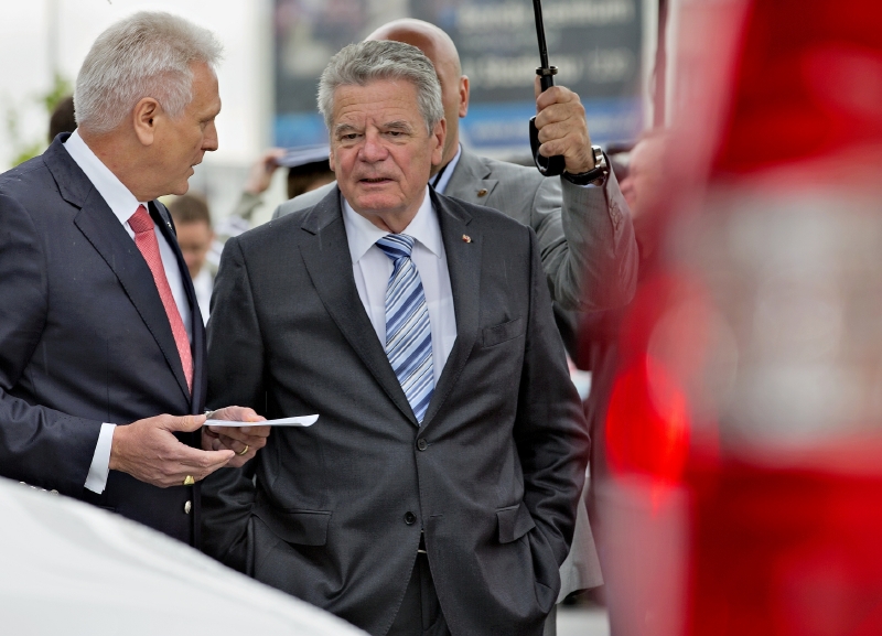Německy prezident Joachim Gauck na návštěvě v Česku (vpravo).