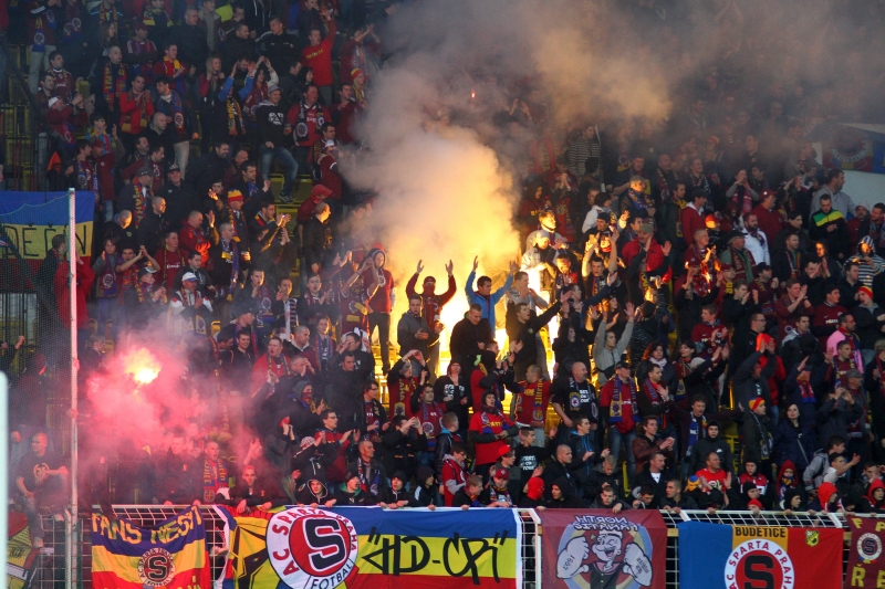 Oheň v hledišti a agrese. Typický obrázek z českých stadionů. Oheň v hledišti a agrese. Typický obrázek z českých stadionů.
