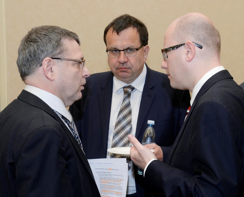 Ministři Lubomír Zaorálek (vlevo), Jan Mládek a premiér Bohuslav Sobotka.