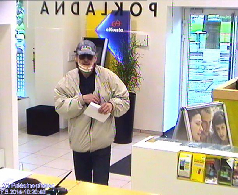 Policie zveřejnila fotografie muže, který ve středu dopoledne přepadl pobočku Raiffeisen Bank v Praze na náměstí Jiřího z Poděbrad.