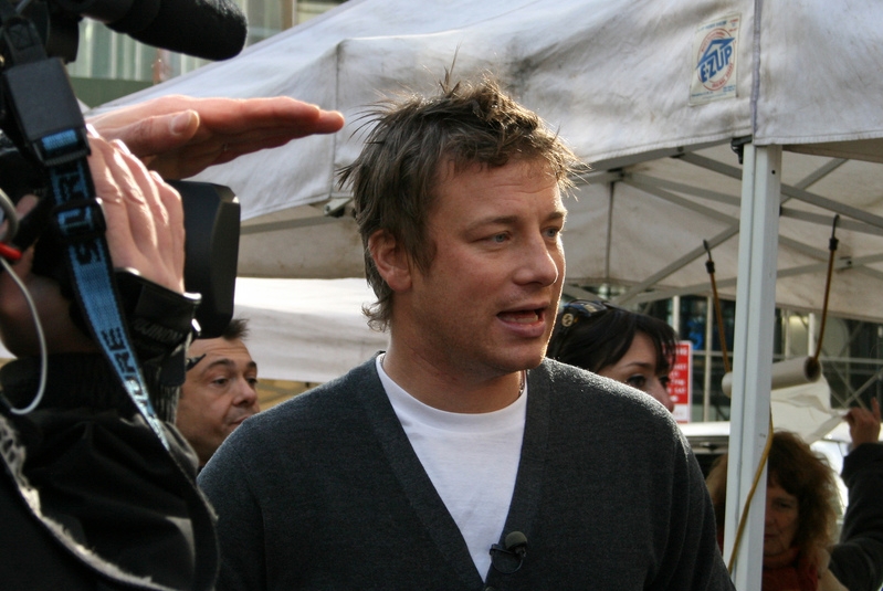 Jamie Oliver bojuje proti nekvalitnímu jídlu, ale teď má sám vroubek.