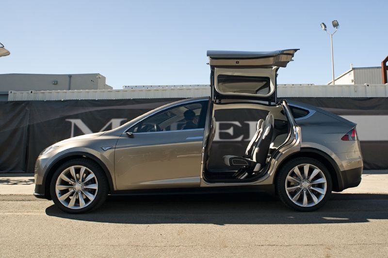 Automobilka Tesla plánuje na příští rok prodej elektrického crossoveru Model X.