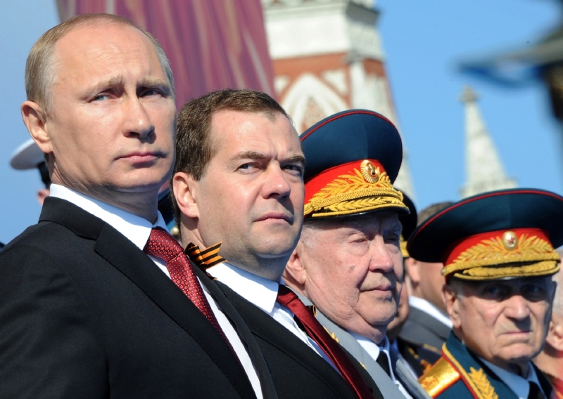 Putin a Medvěděv při přehlídce na Rudém náměstí.