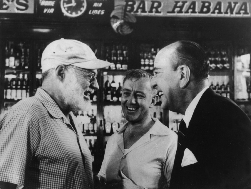 Hemingway s herci při natáčení filmu "Náš člověk v Havaně". 