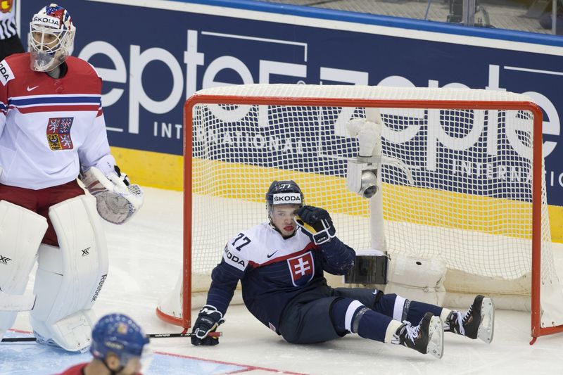 Slovenský útočník Martin Réway po jednom ze soubojů před českou brankou.