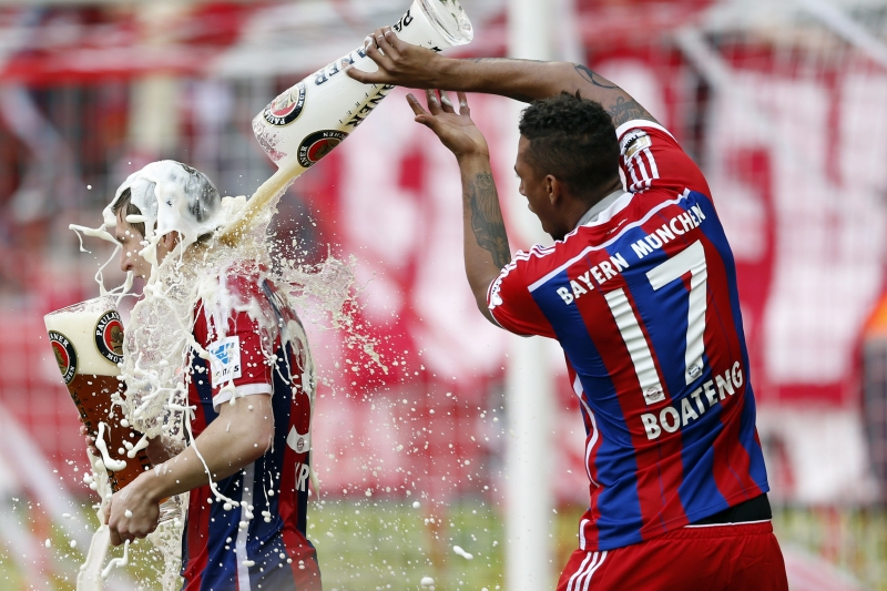 Boateng polévá pivem svého spoluhráče Krooseho. 