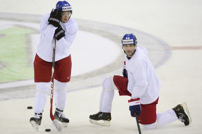 Tomáš Hertl (vlevo) společně s Jaromírem Jágrem na tréninku. Tomáš Hertl (vlevo) společně s Jaromírem Jágrem na tréninku.