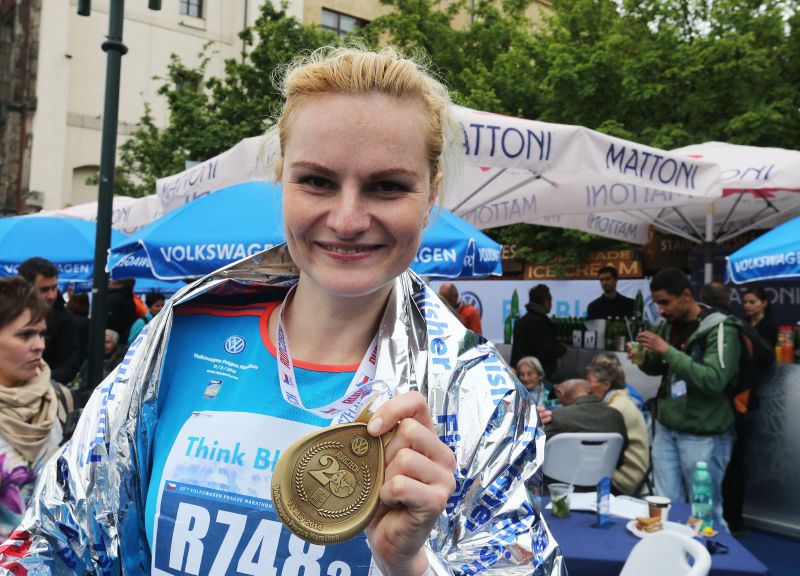 Iva Pazderková hrdě ukazovala medaili.