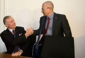 Bývalý premiér Mirek Topolánek (vlevo) a bývalý ministr obrany Martin Barták se zdraví v jednací síni před začátkem hlavního líčení v případu údajné korupce při nákupu vozů Tatra pro českou armádu, které pokračovalo 31. března u pražského městského soudu.