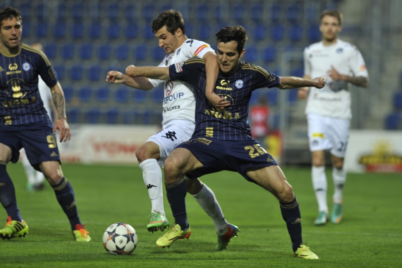 Záložník Sigmy Martin Pospíšil (v modrém).