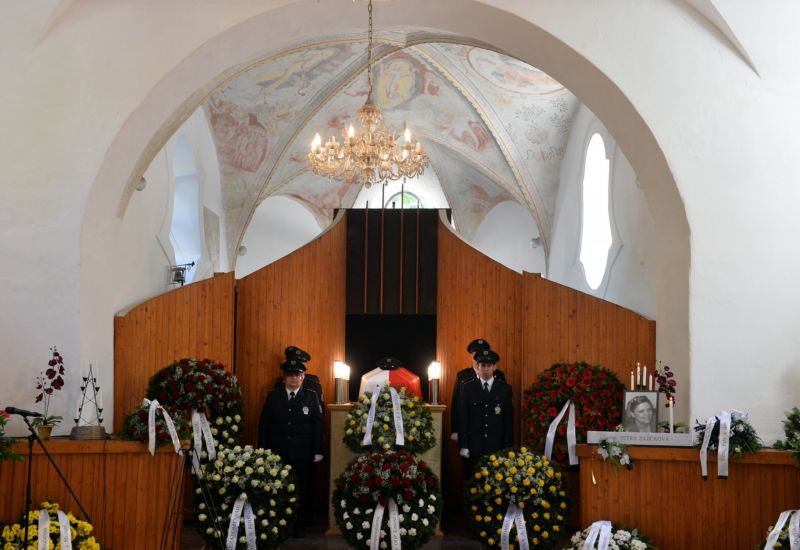 U rakve stála čestná stráž.