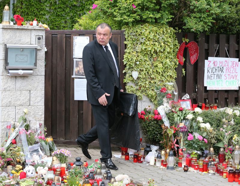 Zdeněk Zahradník odvezl Ivetin portrét do krematoria.