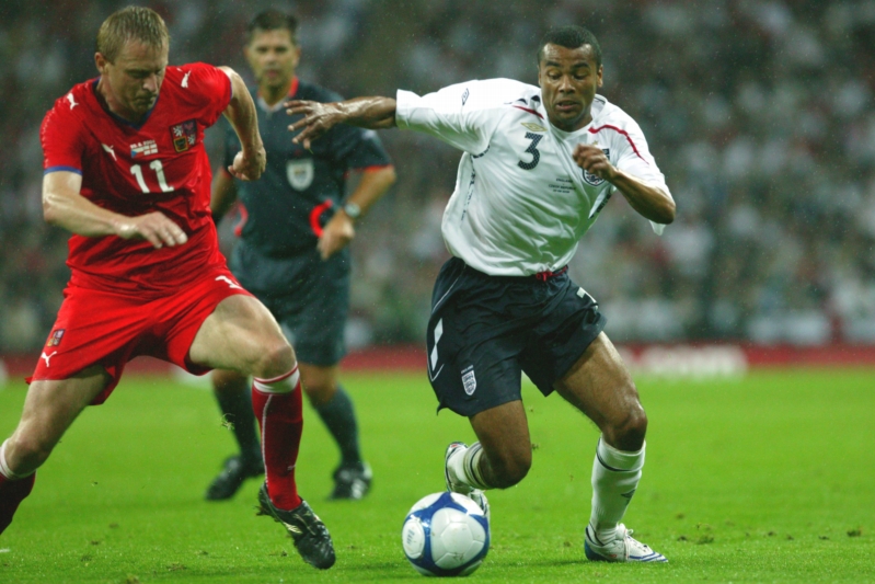 Ashley Cole (v bílém).